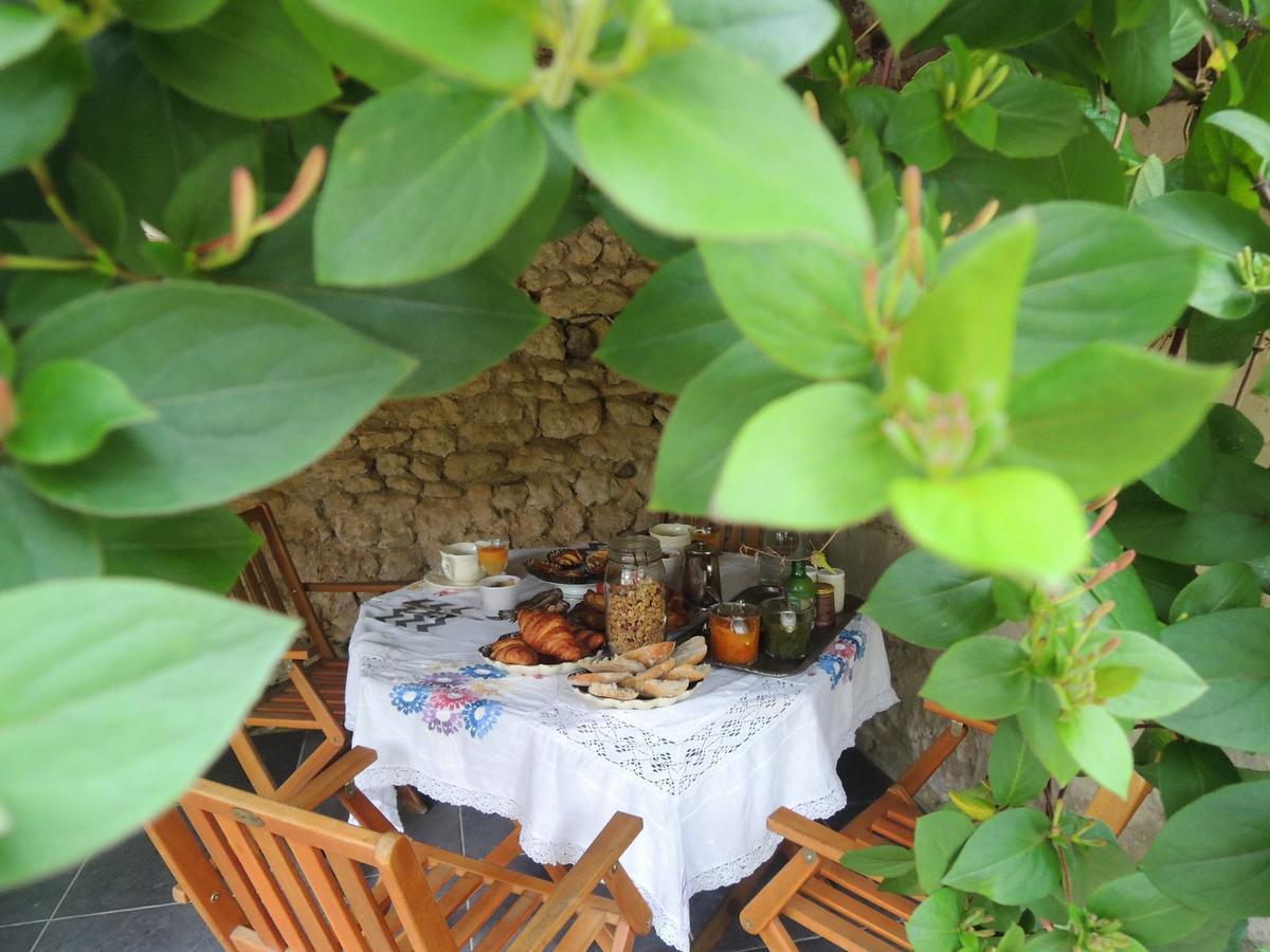 Ecueille Maison D'Hotes "Les Volets Verts" Et Sa Brocante מראה חיצוני תמונה